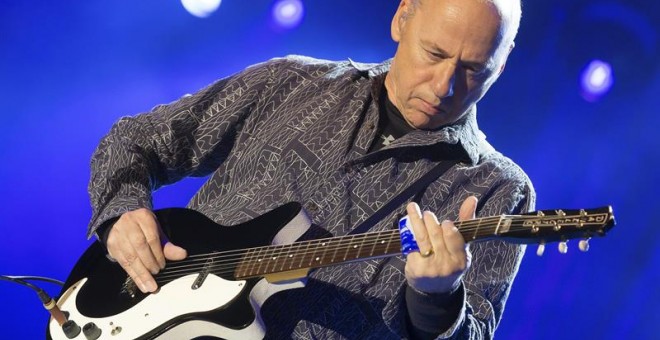 El guitarrista escocés Mark Knopfler, durante el concierto de la X edición del Festival Músicos en la Naturaleza celebrado este sábado en Hoyos del Espino, Ávila. EFE/Raúl Sanchidrián