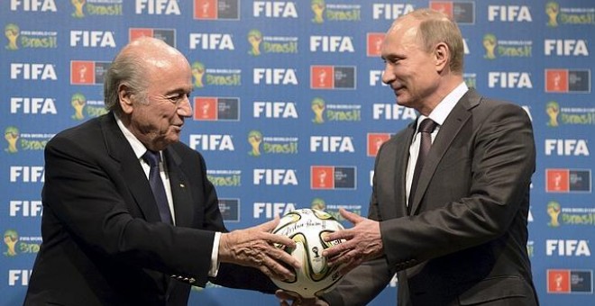 Vladimir Putin, presidente de Rusia, y Joseph Blatter, presidente de la FIFA, en una imagen de archivo de un evento organizado por la FIFA. REUTERS