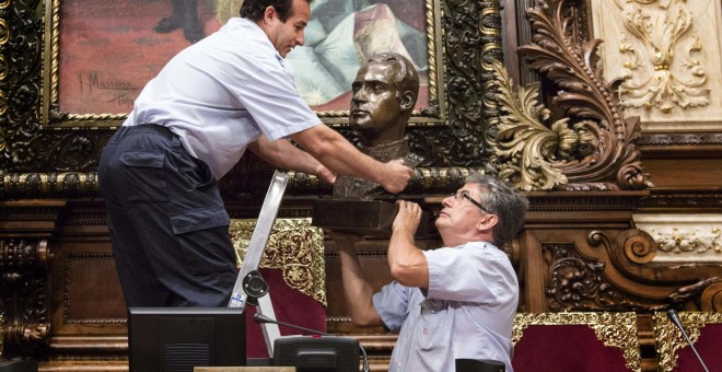 Trabajadores del Ayuntamiento de Barcelona retiran el busto del rey Juan Carlos del salón de plenos. -EFE