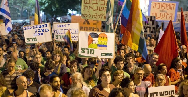 Cientos de personas toman parte en una manifestación contra los ataques a la comunidad gay en Israel. - EFE