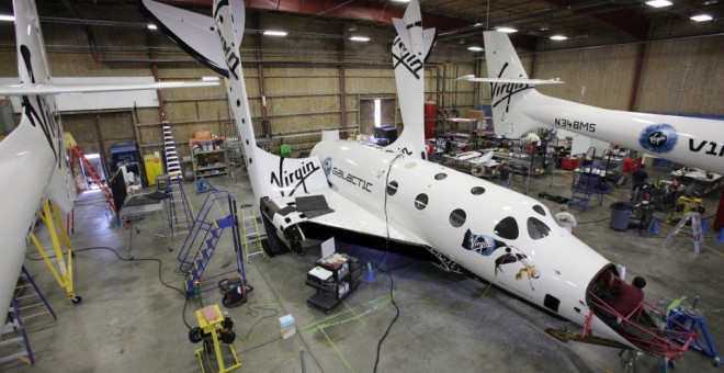 : SpaceShip Two durante su construcción, con las alas hacia arriba, la misma posición que provocó su destrucción./ Mark Greenberg/Virgin Galactic