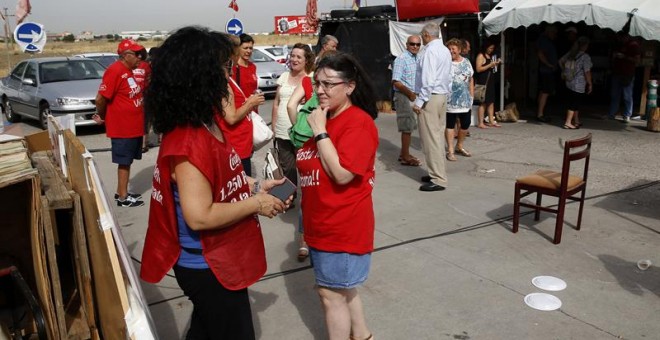 Trabajadores afectados por el ERE de Coca-Cola en el campamento instalado en Fuenlabrada, de donde temen ser desalojados cuando asistan hoy al curso de formación al que les obliga la empresa.- EFE