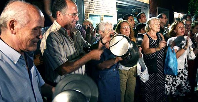 Imagen de archivo de una cacerolada en Barcelona de afectados por el apagón que afectó a varias zonas de la ciudad en el verano de 2007. EFE/Albert Olivé