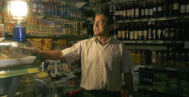 Imagen de archivo del propietario de una tienda del barrio del Eixample afectado por  el apagón que sufrió Barcelona en julio de 2007.EFE/Andreu Dalmau