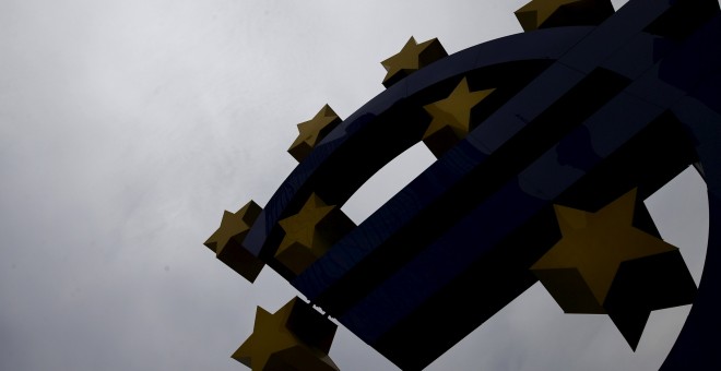 El logo del euro en el extrerior de la antigua sede del BCE en Fráncfort. REUTERS/Kai Pfaffenbach