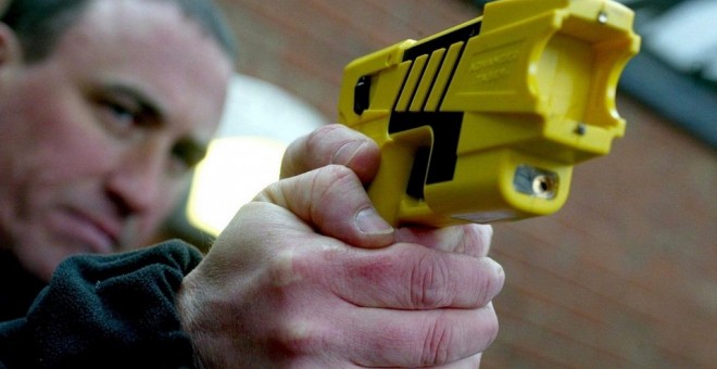 Imagen de archivo de un policía con una pistola Taser./ EFE