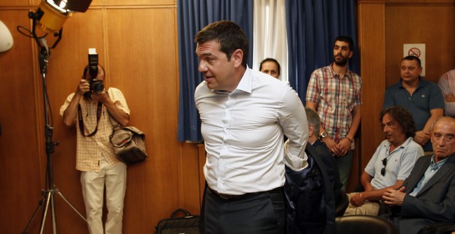 El primer ministro griego, Alexis Tsipras, durante su visita al Ministerio de la Agricultura, , donde se mostró confiado de que habrá pronto un acuerdo para un tercer programa de rescate. EFE/ALEXANDROS VLACHOS