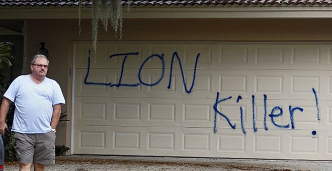 La casa de Walter Palmer, donde ha aparecido escrito con spray 'Asesino de leones' / AP