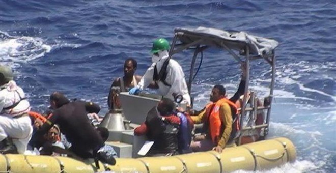 Fotografía facilitada por la Guardia Costera italiana hoy, 6 de agosto de 2015, que muestra la operación de salvamento puesta en práctica para rescatar a los inmigrantes que viajaban en una barcaza cerca de la costa de Libia, en el mar Mediterráneo.