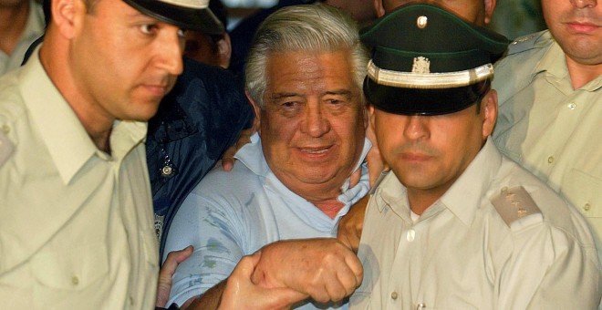 Foto de archivo Manuel Contreras, fundador de la policía secreta del dictador chlieno Augusto Pinochet, a su llegada en enero de 2005 al tribunal que le juzgó. AFP PHOTO/MARTIN BERNETTI