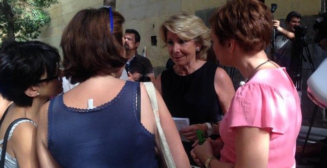 Esperanza Aguirre durante la rueda de prensa frente al edfiicio que okupó el colectivo Patio Maravillas en la calle Divino Pastor de Madrid./ C.G.M.