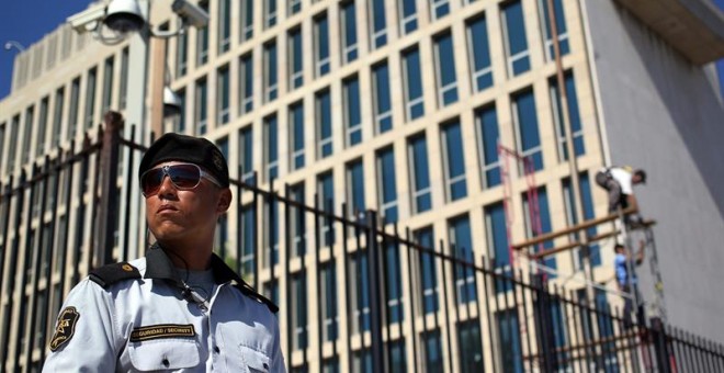 Un militar cubano custodia la Embajada de Estados Unidos en La Habana (Cuba). El próximo 14 de agosto se realizará en este lugar la ceremonia de izado de la bandera estadounidense, acto al que se espera que asista el Secretario de Estado estadounidense, J