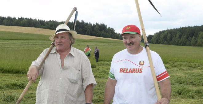 El presidente bielorruso Lukashenko con el actor francés Gérard Depardieu, en la residencia presidencial Ozerny, en las afueras de Minsk. REUTERS / Andrei Stasevich