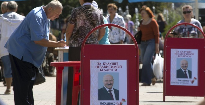 Un seguidor de Alexander Lukashenko, firma en Minsk apoyando su candidatura a las elecciones de octubre. REUTERS / Vasily Fedosenko