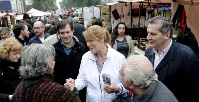 La candidata a la Presidencia de Argentina Margarita Stolbizer durante un recorrido por una feria agraria en Mataderos, provincia de Buenos Aires. EFE/Fernando Sturla/TELAM