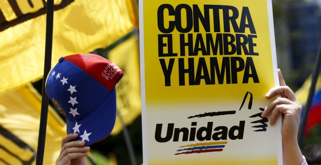 Una de las cosas que demandaba la oposición venezolana en las protestas era evitar que la ciudadanía "forme colas ante los comercios en busca de productos de consumo masivo que escasean.REUTERS