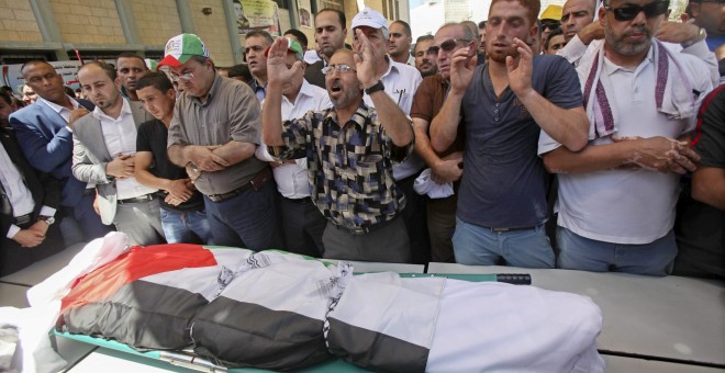 Familiares y amigos de una de las víctimas palestinas de los ataques de radicales judíos en Cisjordania. EFE/EPA/STRINGER