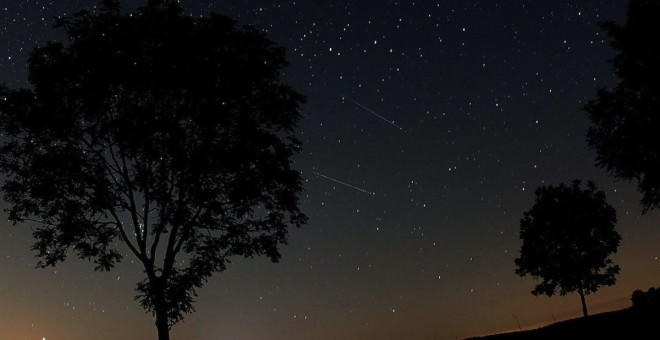 Vista general de una lluvia de meteoritos conocida como Perseidas. EFE