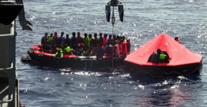 Imágen de esta misma semana donde se muestra a inmigrantes sentados en barcos inflables durante las operaciones de rescate hechas ' frente a las costas de Libia. EFE