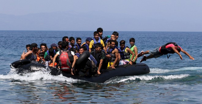 Un grupo de inmigrantes llega a la isla griega de Lesbos. REUTERS