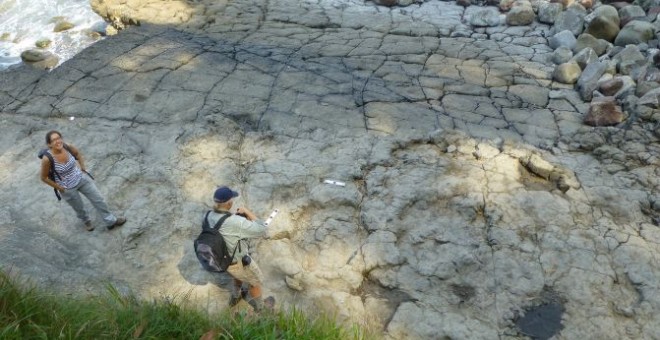 Huellas de dinosaurios en el yacimiento de la Playa de la Griega (Asturias) / Museo Jurásico de Asturias