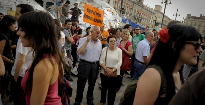 Una pareja de pensionistas, en una manifestación contra los recortes de Rajoy, en la madrileña Puerta del Sol. AFP