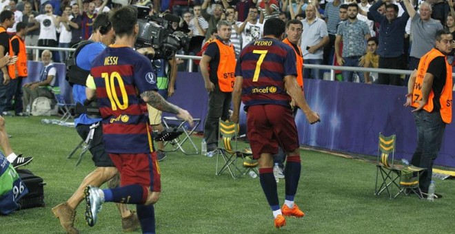 Los jugadores del FC Barcelona, Pedro (d) y Leo Messi, celebran el quinto gol del equipo blaugrana, durante el partido de la Supercopa de Europa que, que han disputado esta noche frente al Sevilla en el estadio Boris Paichadze Dinamo Arena, en Tiflis (Geo