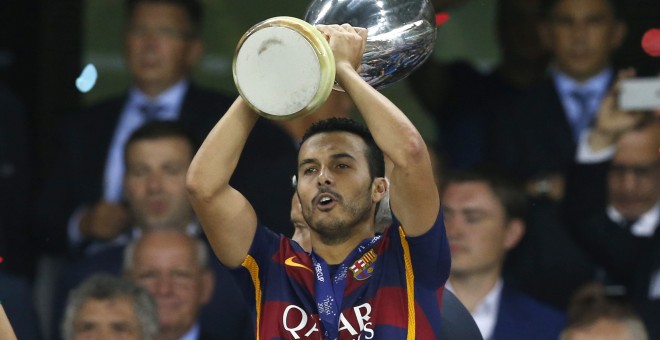El delantero del FC Barcelona, Pedro, levanta el trofeo que les acredita campeones de la Supercopa de Europa, al derrotar por 5-4 al Sevilla, en el encuentro que han disputado en el estadio Boris Paichadze Dinamo Arena, en Tiflis (Georgia). EFE/Kiko Huesc