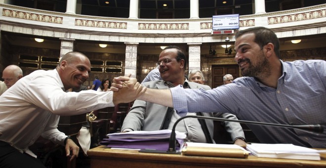 El exministro griego de Finanzas Yanis Varoufakis conversa con diputados de SYRIZA en el Parlamento en Atenas.- EFE
