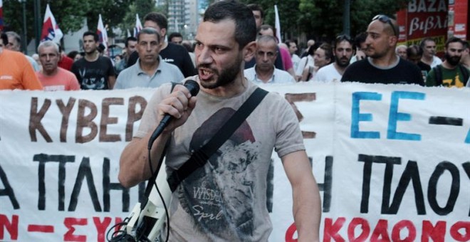 Manifestantes cercanos al sindicato comunista PAME corean eslóganes durante una manifestación en Atenas.- EFE