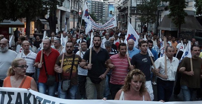 Manifestantes cercanos al sindicato comunista PAME corean eslóganes durante una manifestación en Atenas.- EFE