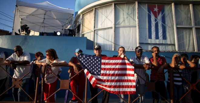 Cientos de cubanos asisten a la ceremonia de izado de bandera.- REUTERS