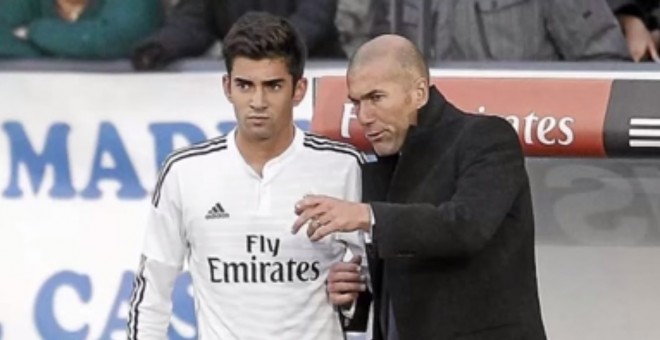 Enzo Zidane junto con su padre, el exfutbolista y entrenador del Castilla, Zinedine Zidane./ YOUTUBE
