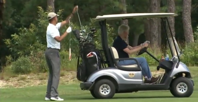 Barack Obama y Bill Clinton juegan al golf juntos