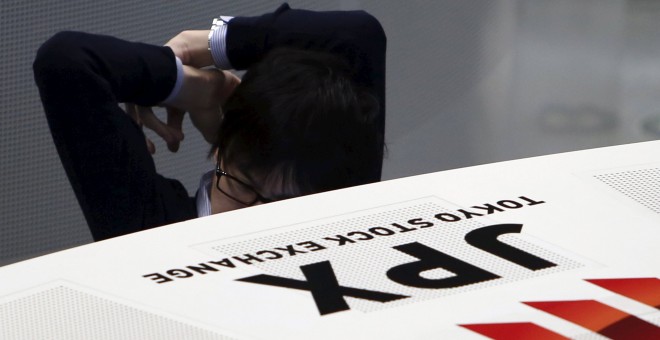 Un operador del mercado bursátil de Tokio. REUTERS/Yuya Shino/Files