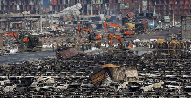 Los equipos de rescate chinos en la zona afectada por la explosión en el puerto de la ciudad industrial de Tianjin. REUTERS/Kim Kyung-Hoon