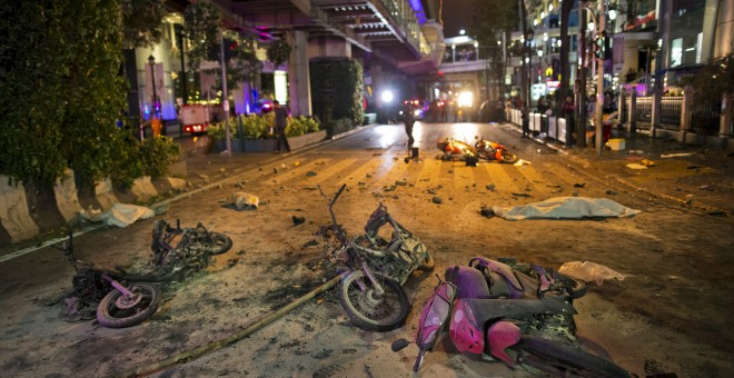 Restos de motocicletas en el lugar donde se ha producido la explosión en el centro de Bangkok. REUTERS