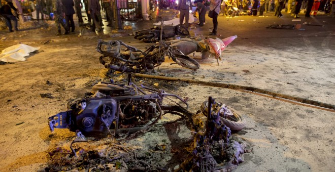 Los restos de motos que las fuerzas de seguridad y los trabajadores de emergencia han apagado tras la explosión en Bangkok. REUTERS