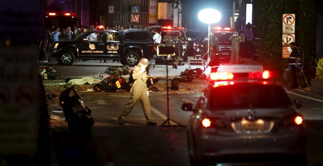 Las fuerzas de seguridad inspeccionan el lugar de una explosión en el centro de Bangkok. REUTERS