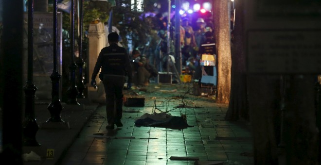 Las fuerzas de seguridad inspeccionan el centro de la capital de Tailandia ante la posibilidad de encontrar otros objetos explosivos. REUTERS