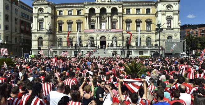 Miles de personas abarrotan la explanada del Ayuntamiento de Bilbao y sus aledaños para homenajear al Athletic Club con motivo de la Supercopa conquistada por el equipo rojiblanco ayer en el Camp Nou frente al FC Barcelona. EFE/Miguel Toña