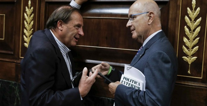 El portavoz de CiU, Josep Antoni Durán Lleida, conversa con el diputado popular Vicente Martínez Pujalte, durante el pleno del Congreso. EFE/Emilio Naranjo