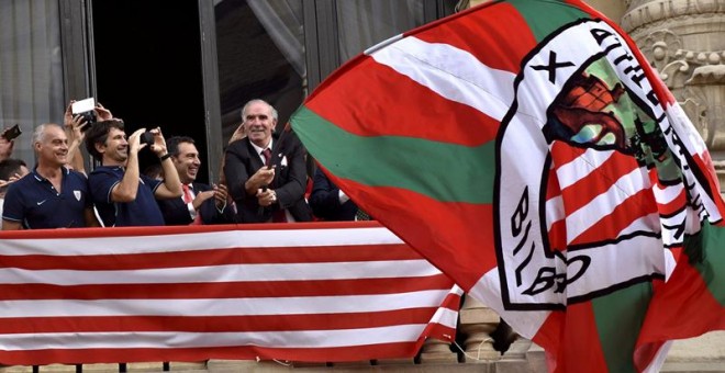 El exjugador José Ángel Iríbar ondea una bandera del Athletic Club de Bilbao durante la recepción en la Diputación de Vizcaya con motivo de la Supercopa de España conquistada por el equipo rojiblanco ayer en el Camp Nou frente al FC Barcelona. EFE