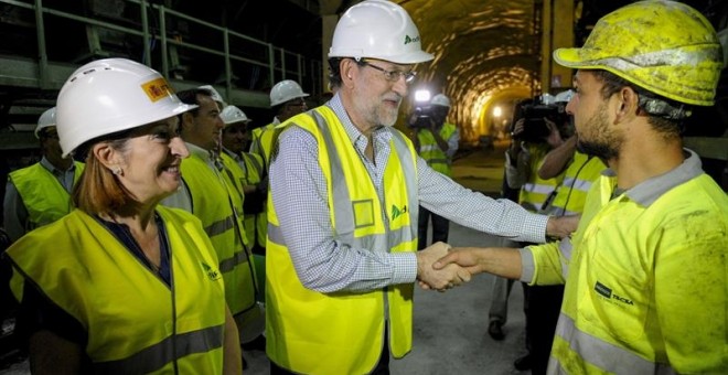 El presidente del Gobierno, Mariano Rajoy, junto a la ministra de Fomento, Ana Pastor, saluda a un trabajador durante la visita que ha realizado a las obras de la Línea de Alta Velocidad (AVE) en el túnel de Prado (Vilar de Barrio)./ EFE