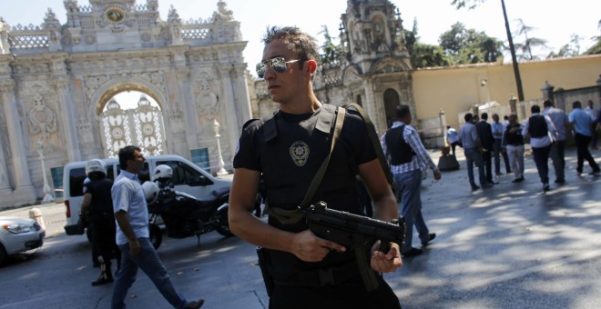 Un policía patrulla junto al Palacio Dolmabahçe en Estambul, después del tiroteo protagonizado por dos individuos, cuya identidad no ha sido revelada. REUTERS/Murad Sezer