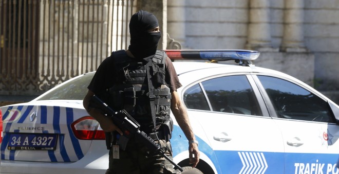 Un agente de los cuerpos especiales de la policía turca, junto al Palacio Dolmabahçe, tras el tiroteo protagonizado por dos personas. REUTERS/Osman Orsal