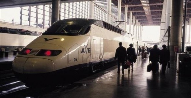 Tren AVE en la estación madrileña de Atocha. E.P.