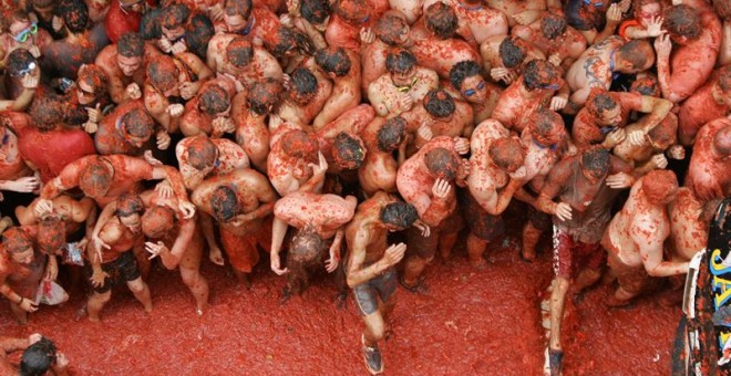 Participantes en la Tomatina en 2014. REUTERS / Albert Gea