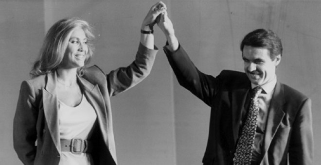 La vedette Norma Duval junto con el ex presidente del Gobierno José María Aznar. ARCHIVO