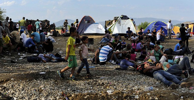 Inmigrantes acampan en el pueblo de Idomeni en la frontera de Grecia con Macedonia./ REUTERS/Alexandros Avramidis